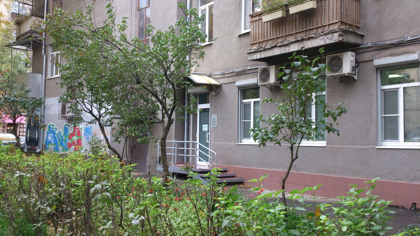 Вхід до стоматологічного кабінету EDentis